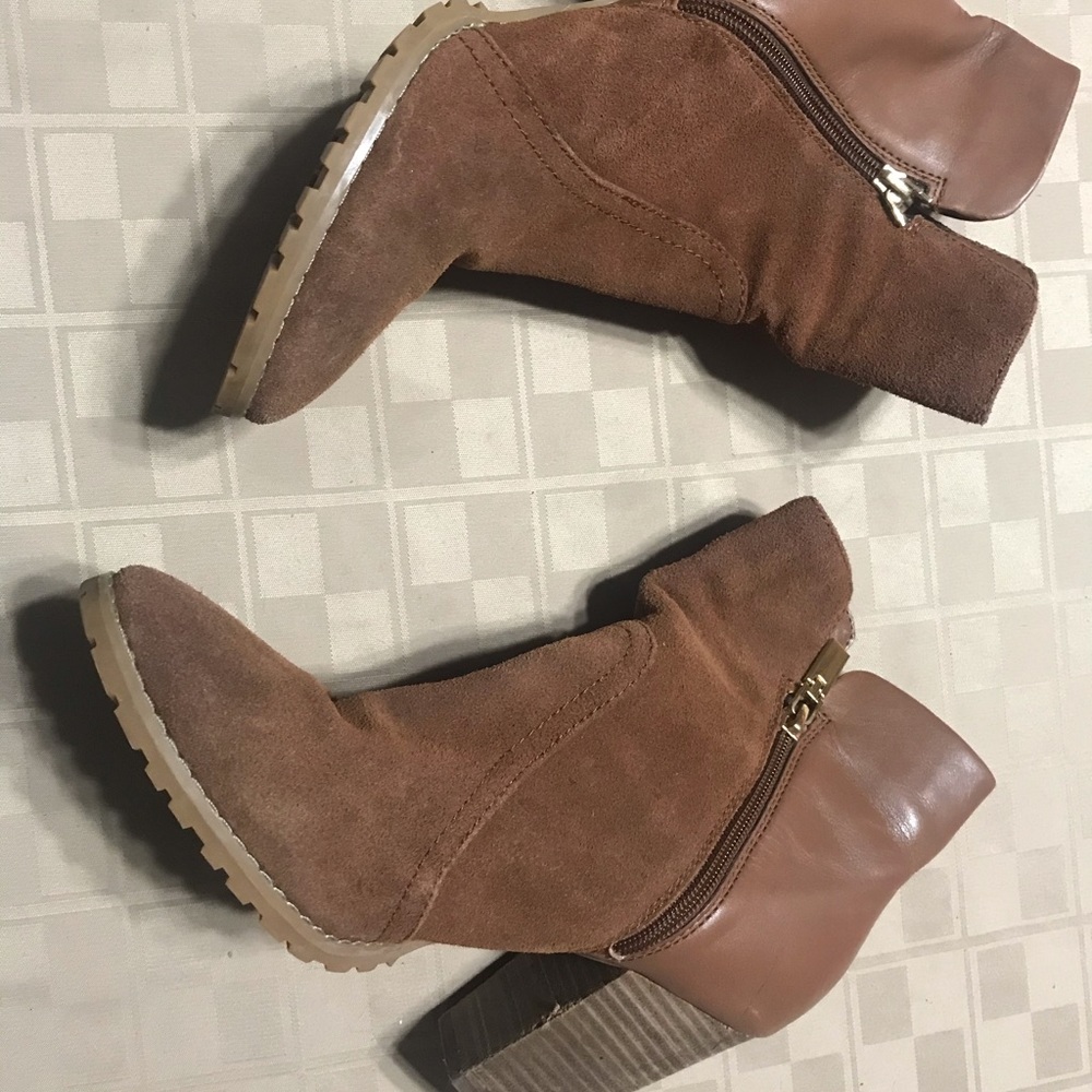 Tahari Glenn suede boot sz 10D Side Zip 3.5” heel